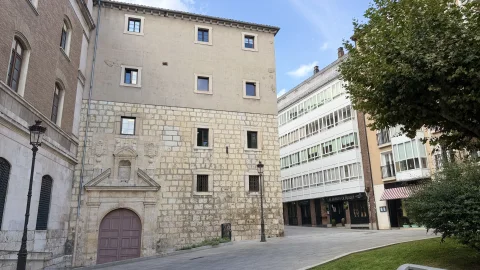 Fachada de sillería de la calle Santa Águeda, con el Colegio Mayor San Jerónimo a la izquierda
