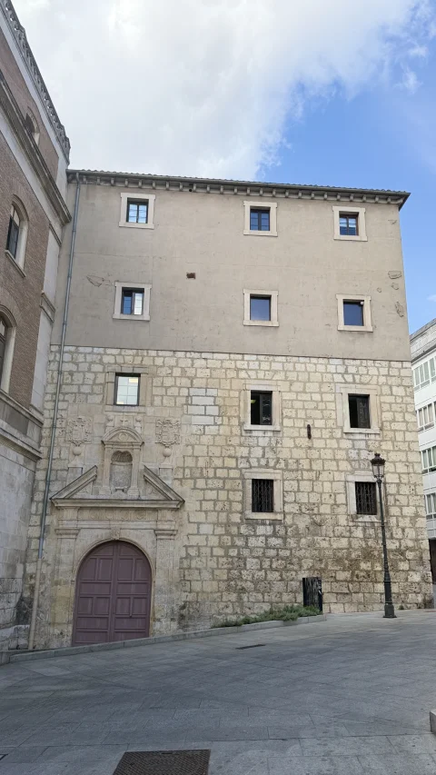 Portada barroca de la calle Santa Águeda con sus dos escudos y la hornacina rematada en cruz