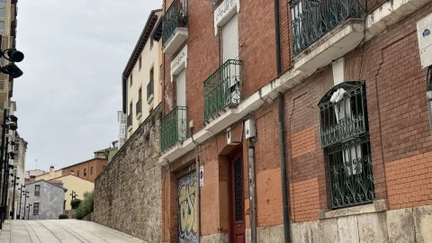 Edificio residencial tradicional en la Calle Hospital de los Ciegos de Burgos
