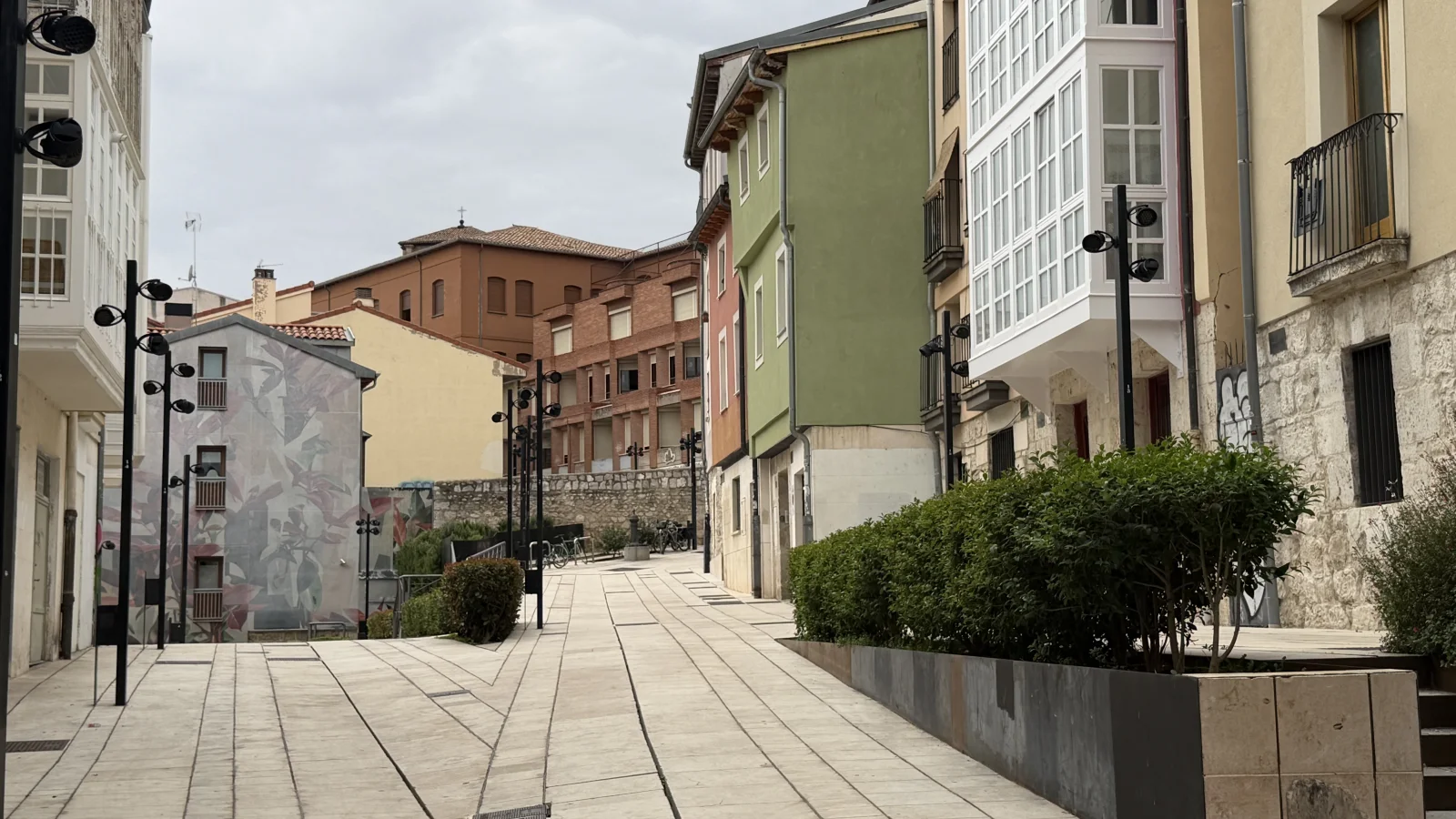 Perspectiva urbana y murales en la Calle Hospital de los Ciegos de Burgos