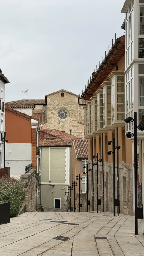 Vista de la Iglesia de San Gil desde la Calle Hospital de los Ciegos