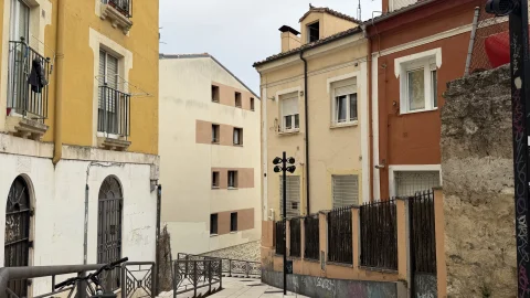 Fachadas de colores y pendiente en la Calle Álvar Fáñez