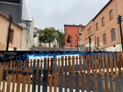 Vista de la calle Subida a Saldaña desde el Centro de Arte CAB