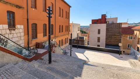 Vista descendente de la Calle Subida a Saldaña con escaleras mecánicas