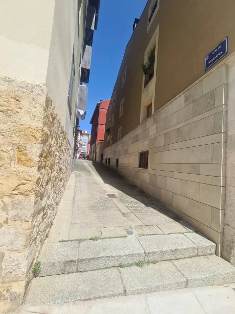 Estrecha calle Saldaña en el casco histórico de Burgos