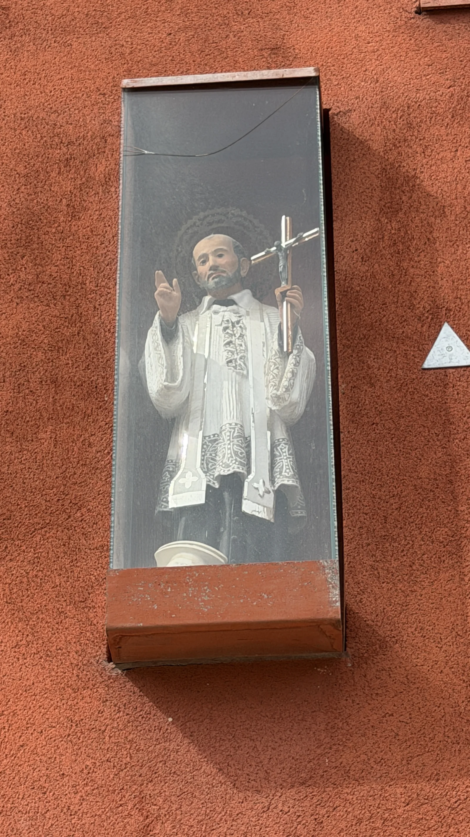 Hornacina moderna o vitrina de fachada protegida con cristal que custodia la talla de San Francisco Javier