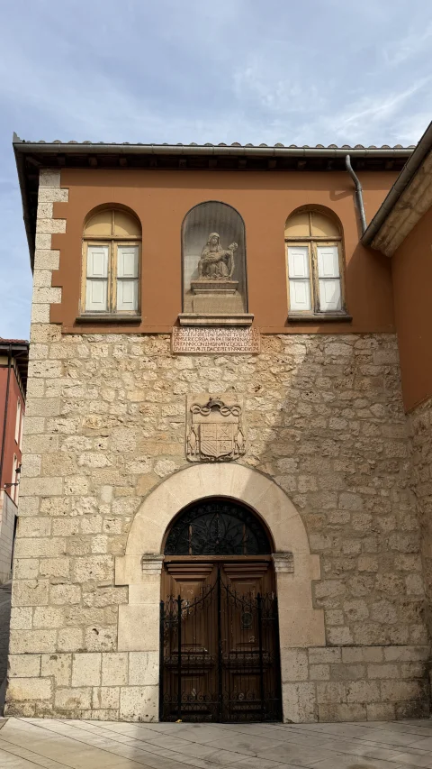 Fachada de la Casa de la Misericordia de Burgos con hornacina de La Piedad