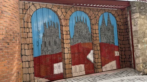 Puerta ilustrada con la Catedral de Burgos en la Calle Arco de San Esteban
