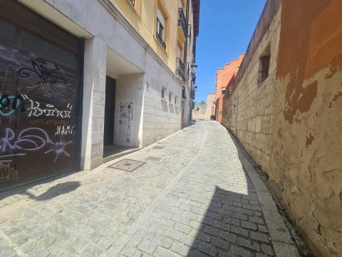 Tramo empedrado en cuesta de la Calle Arco de San Esteban