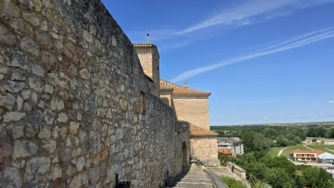 Bajando hacia la puerta medieval