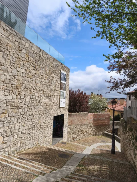 Calle empedrada junto al Centro de Arte Caja de Burgos CAB