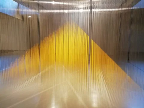 Instalación artística de hilos en el Centro de Arte Caja de Burgos CAB