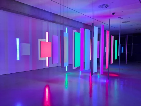 Instalación lumínica de colores en la sala de exposición del CAB