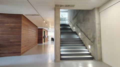 Interior y obras del Centro de Arte CAB