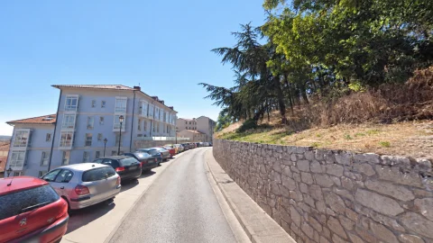 Calle Subida San Miguel junto al parque del Castillo en Burgos