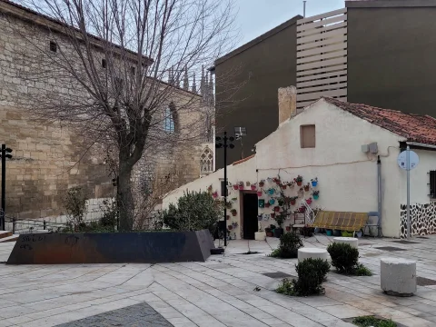 Plaza pintoresca en la calle San Esteban con la Catedral al fondo
