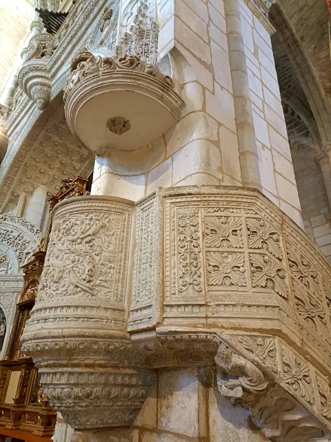 Detalle labrado en piedra del púlpito plateresco con relieves y ornamento en el pilar de San Esteban