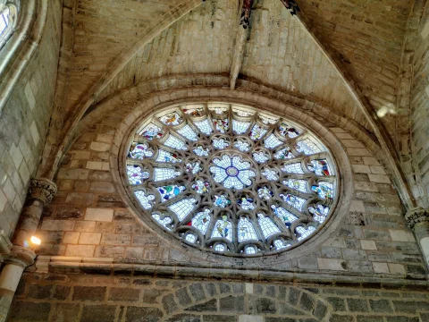 Detalle de la tracería y vidrieras del rosetón de San Esteban