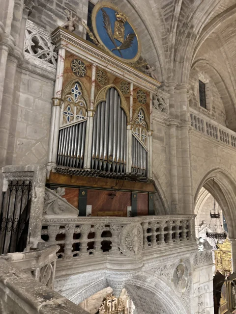 Órgano barroco y balustrada del coro alto de San Esteban