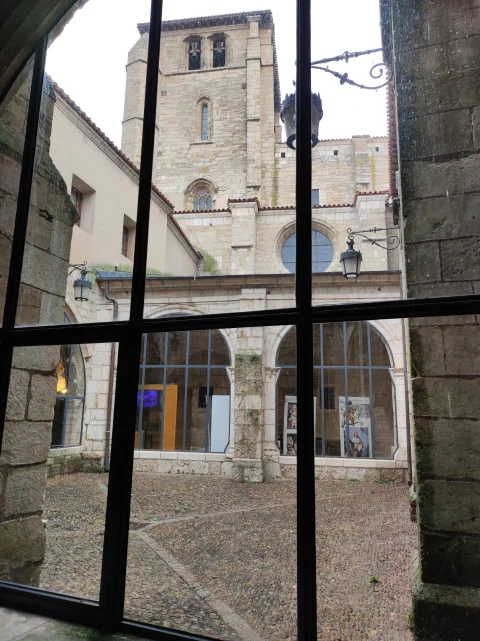 Patio del claustro y torre de la Iglesia de San Esteban de Burgos