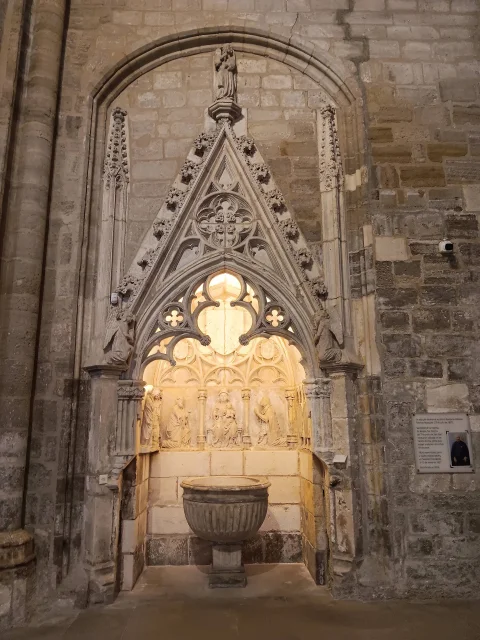 Pila bautismal y arcosolio gótico en la Iglesia de San Esteban