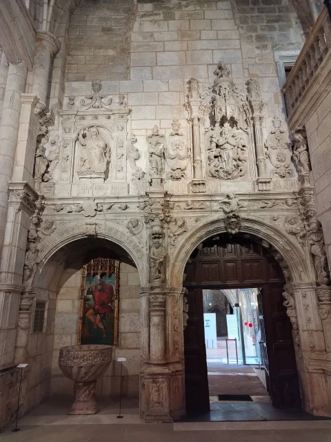 Retablo/pila bautismal de San Olav / Portada interior de acceso al claustro con abundante decoración plateresca