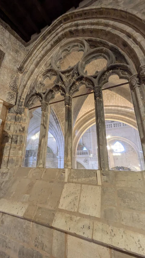 Ventanal traceriado del claustro interior de San Esteban