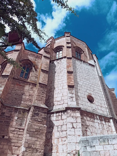 Detalle del ábside poligonal de la Iglesia de San Esteban