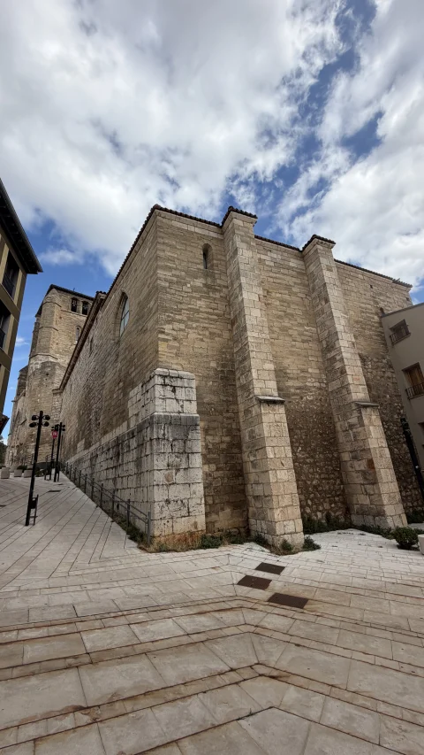 Fachada trasera y lateral de la iglesia San Esteban desde la calle Pozo Seco