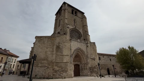 Panorámica amplia del exterior del templo gótico y la plaza de San Esteban bajo un cielo nublado