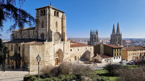 Panorámica elevada con la iglesia gótica de San Esteban a la izquierda y las agujas de la Catedral de Burgos al fondo