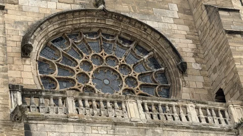 Exterior, portada y rosetón de la Iglesia de San Esteban