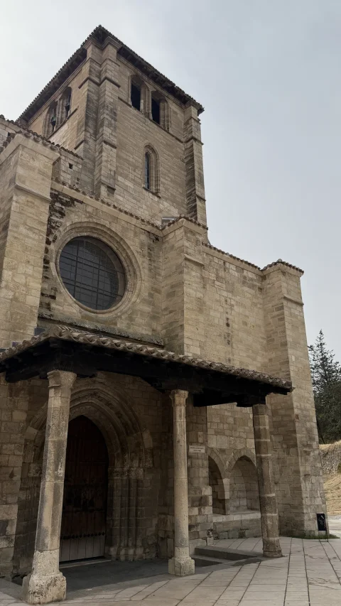 Pórtico de acceso y rosetón en la Iglesia de San Esteban