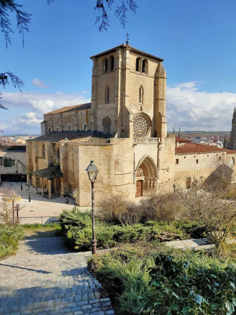 Vista elevada de la Iglesia de San Esteban desde la ladera del Castillo