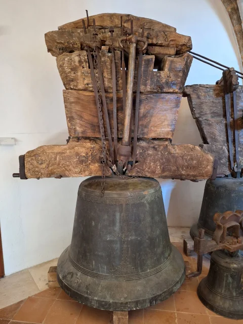 Campanas históricas con yugo de madera en el Museo del Retablo