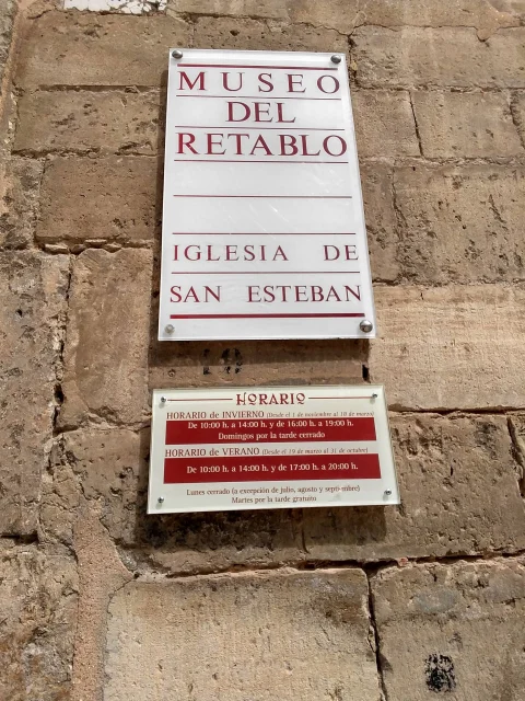 Cartel con horarios del Museo del Retablo e Iglesia de San Esteban