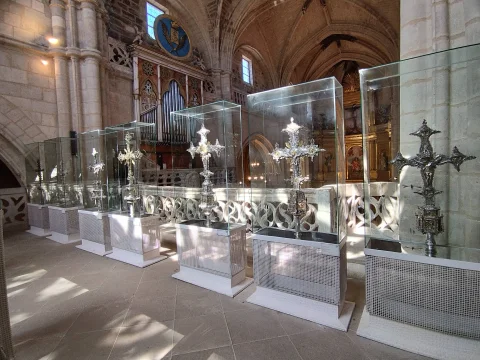 Colección de cruces procesionales en el coro del Museo del Retablo