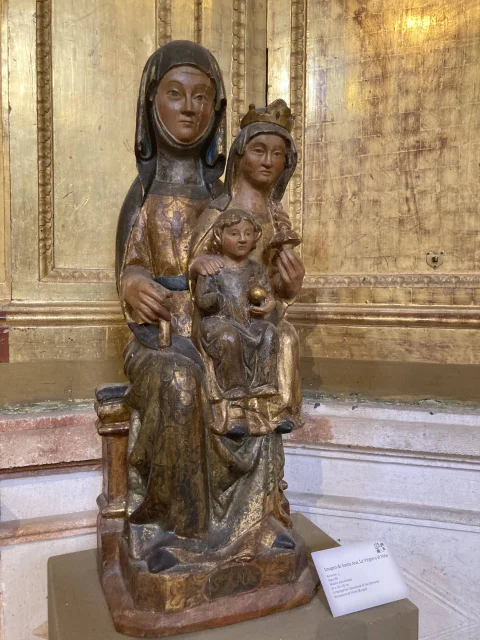 Escultura de Santa Ana, la Virgen y el Niño en el Museo del Retablo