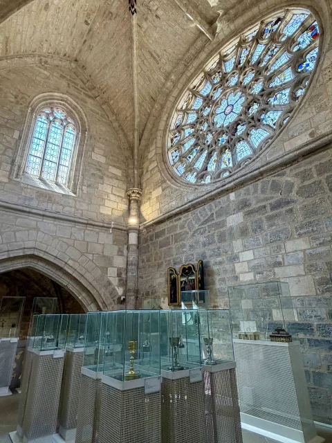 Exposición de orfebrería bajo el rosetón en el Museo del Retablo