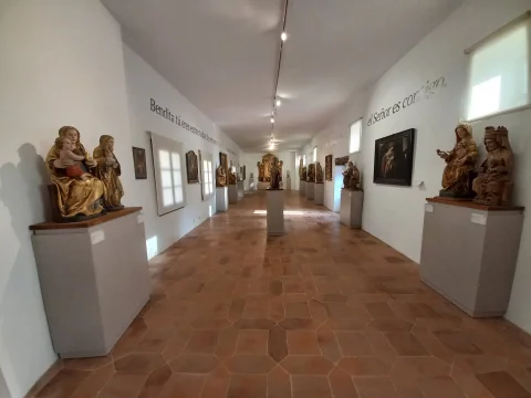 Galería de imaginería y arte sacro en el Museo del Retablo