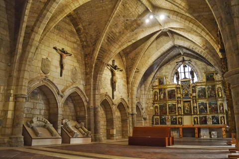 Nave lateral y exposición de arte sacro en el Museo del Retablo
