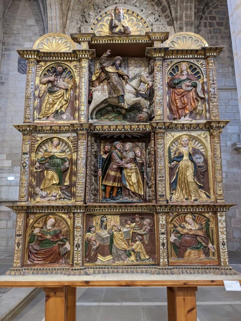 Retablo renacentista dorado de Santiago a caballo