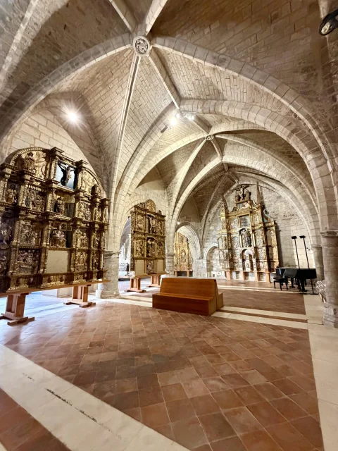 Vista general del interior del Museo del Retablo en Burgos