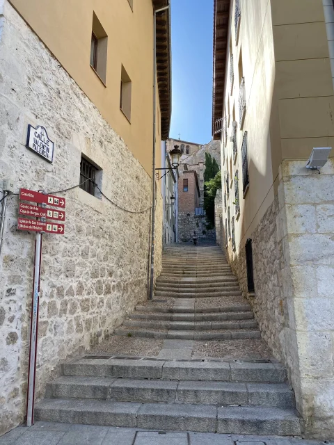 Calle Valentín Palencia y señales hacia el Castillo y el CAB