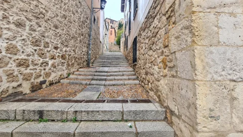 Escalinata empedrada en la calle Valentín Palencia de Burgos