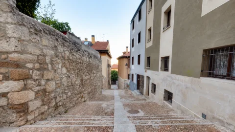 Vista descendente de la calle Valentín Palencia en Burgos