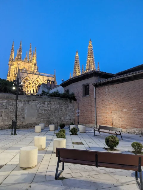 La calle Pozo Seco y la Catedral de Burgos iluminada de noche
