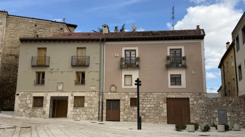 Fachadas de casas tradicionales con base de piedra y balcones de forja en la Calle Pozo Seco de Burgos