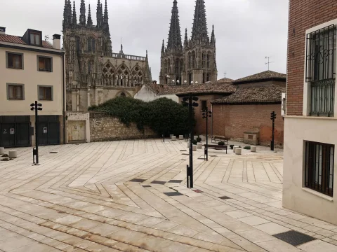 Plazoleta peatonal en la calle Pozo Seco con vistas a la Catedral