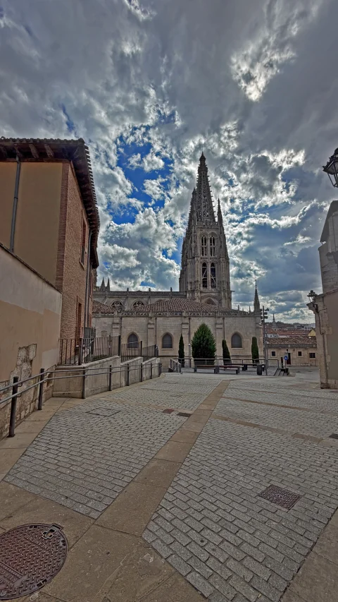 Tramo peatonal empedrado en pendiente descendente hacia la Catedral de Burgos